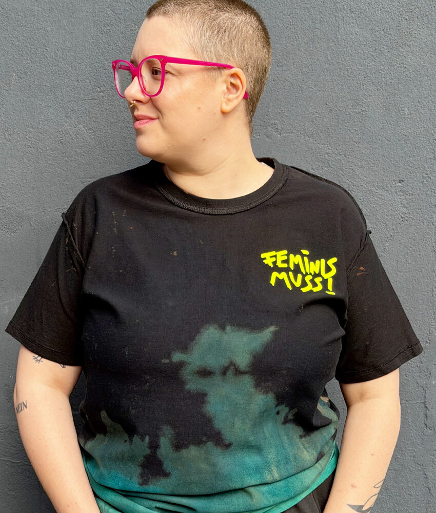 Upcycling T-Shirt aus Second Hand Merchandise mit Motiv "FEMINIS MUSS!" von Grafikerin Charleen Dröse (Rocketpennie)