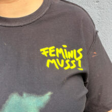 Alextravagant_T-Shirt-FEMINISMUSS_gruen_petrol_schwarz-(L)_4 Upcycling T-Shirt aus Second Hand Merchandise mit Motiv "FEMINIS MUSS!" von Grafikerin Charleen Dröse (Rocketpennie)