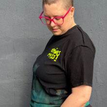 Alextravagant_T-Shirt-FEMINISMUSS_gruen_petrol_schwarz-(L)_5 Upcycling T-Shirt aus Second Hand Merchandise mit Motiv "FEMINIS MUSS!" von Grafikerin Charleen Dröse (Rocketpennie)