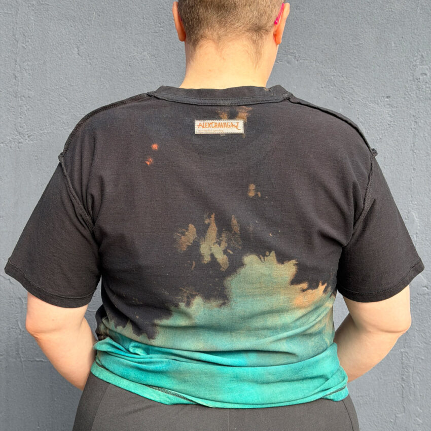 Alextravagant_T-Shirt-FEMINISMUSS_gruen_petrol_schwarz-(L)_6 Upcycling T-Shirt aus Second Hand Merchandise mit Motiv "FEMINIS MUSS!" von Grafikerin Charleen Dröse (Rocketpennie)