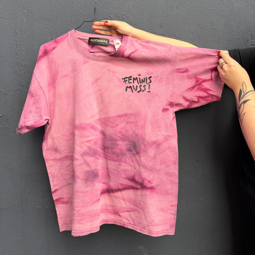 Upcycling Second Hand T-Shirt mit Motiv "FEMINIS MUSS!" von Grafikerin Charleen Dröse (Rocketpennie)