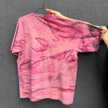 Upcycling Second Hand T-Shirt mit Motiv "FEMINIS MUSS!" von Grafikerin Charleen Dröse (Rocketpennie)