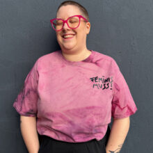 Upcycling Second Hand T-Shirt mit Motiv "FEMINIS MUSS!" von Grafikerin Charleen Dröse (Rocketpennie)