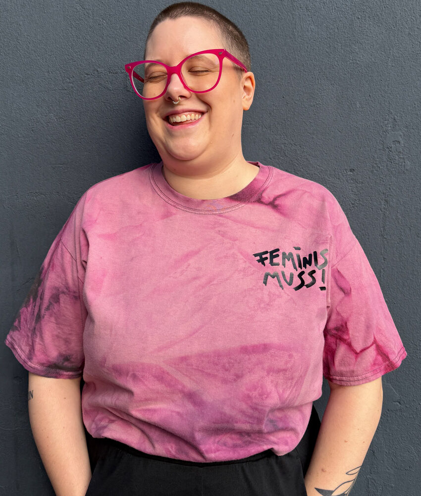 Upcycling Second Hand T-Shirt mit Motiv "FEMINIS MUSS!" von Grafikerin Charleen Dröse (Rocketpennie)