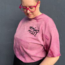 Upcycling Second Hand T-Shirt mit Motiv "FEMINIS MUSS!" von Grafikerin Charleen Dröse (Rocketpennie)