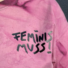 Upcycling Second Hand T-Shirt mit Motiv "FEMINIS MUSS!" von Grafikerin Charleen Dröse (Rocketpennie)