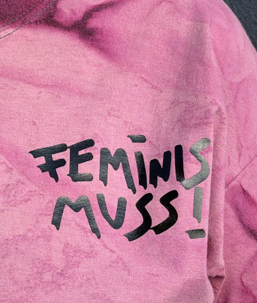 Upcycling Second Hand T-Shirt mit Motiv "FEMINIS MUSS!" von Grafikerin Charleen Dröse (Rocketpennie)