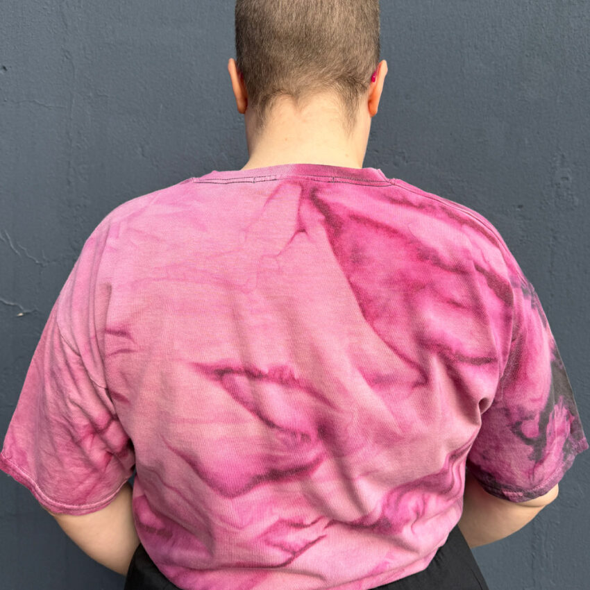 Upcycling Second Hand T-Shirt mit Motiv "FEMINIS MUSS!" von Grafikerin Charleen Dröse (Rocketpennie)