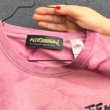 Upcycling Second Hand T-Shirt mit Motiv "FEMINIS MUSS!" von Grafikerin Charleen Dröse (Rocketpennie)