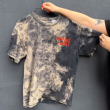 Upcycling T-Shirt aus Second Hand Merchandise mit Motiv "FEMINIS MUSS!" von Grafikerin Charleen Dröse (Rocketpennie)
