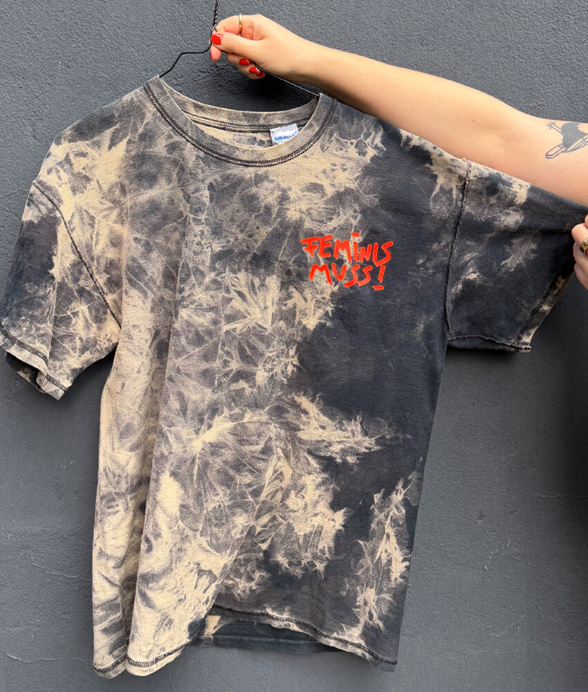 Upcycling T-Shirt aus Second Hand Merchandise mit Motiv "FEMINIS MUSS!" von Grafikerin Charleen Dröse (Rocketpennie)