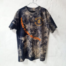 Upcycling T-Shirt aus Second Hand Merchandise mit Motiv "FEMINIS MUSS!" von Grafikerin Charleen Dröse (Rocketpennie)