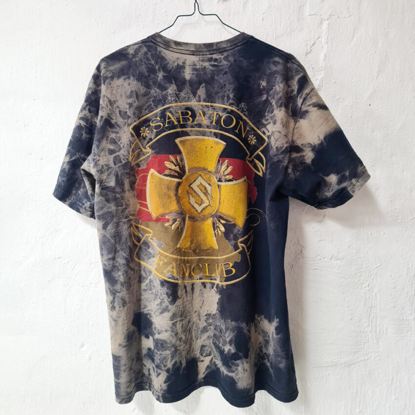 Upcycling T-Shirt aus Second Hand Merchandise mit Motiv "FEMINIS MUSS!" von Grafikerin Charleen Dröse (Rocketpennie)