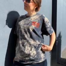 Upcycling T-Shirt aus Second Hand Merchandise mit Motiv "FEMINIS MUSS!" von Grafikerin Charleen Dröse (Rocketpennie)