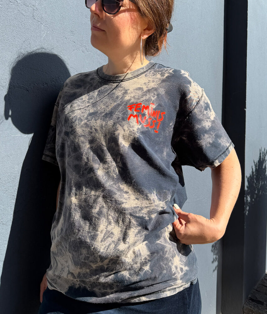 Upcycling T-Shirt aus Second Hand Merchandise mit Motiv "FEMINIS MUSS!" von Grafikerin Charleen Dröse (Rocketpennie)