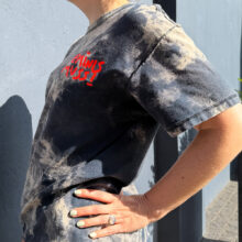 Upcycling T-Shirt aus Second Hand Merchandise mit Motiv "FEMINIS MUSS!" von Grafikerin Charleen Dröse (Rocketpennie)
