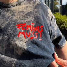 Upcycling T-Shirt aus Second Hand Merchandise mit Motiv "FEMINIS MUSS!" von Grafikerin Charleen Dröse (Rocketpennie)