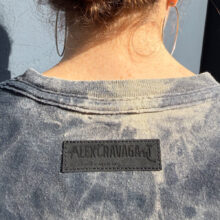 Upcycling T-Shirt aus Second Hand Merchandise mit Motiv "FEMINIS MUSS!" von Grafikerin Charleen Dröse (Rocketpennie)