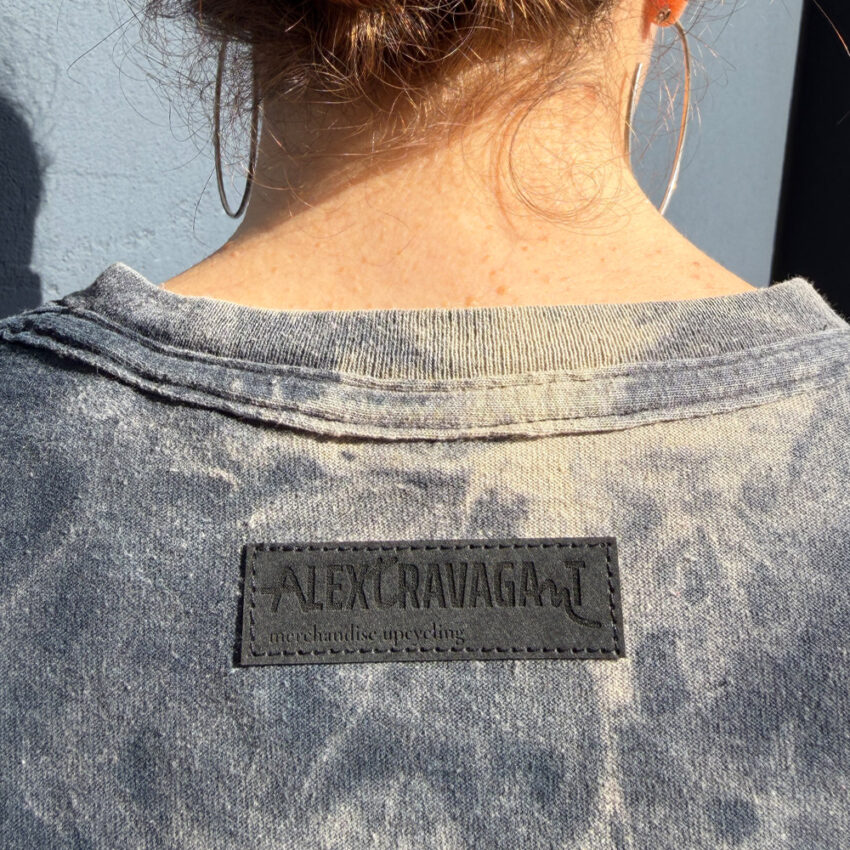 Upcycling T-Shirt aus Second Hand Merchandise mit Motiv "FEMINIS MUSS!" von Grafikerin Charleen Dröse (Rocketpennie)