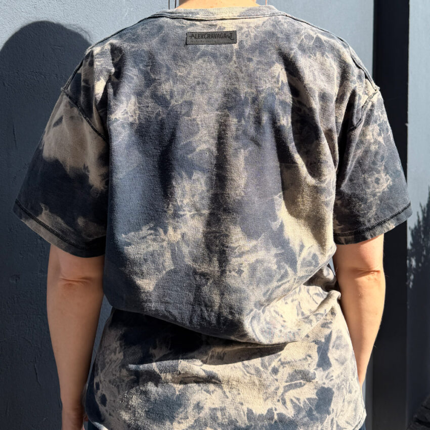 Upcycling T-Shirt aus Second Hand Merchandise mit Motiv "FEMINIS MUSS!" von Grafikerin Charleen Dröse (Rocketpennie)