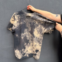 Upcycling T-Shirt aus Second Hand Merchandise mit Motiv "FEMINIS MUSS!" von Grafikerin Charleen Dröse (Rocketpennie)