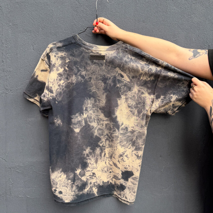 Upcycling T-Shirt aus Second Hand Merchandise mit Motiv "FEMINIS MUSS!" von Grafikerin Charleen Dröse (Rocketpennie)