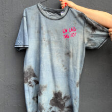 Upcycling T-Shirt aus Second Hand Merchandise mit Motiv "Ich lass das so" von Grafikerin Charleen Dröse (Rocketpennie)