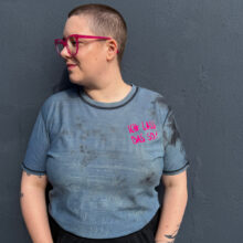 Upcycling T-Shirt aus Second Hand Merchandise mit Motiv "Ich lass das so" von Grafikerin Charleen Dröse (Rocketpennie)