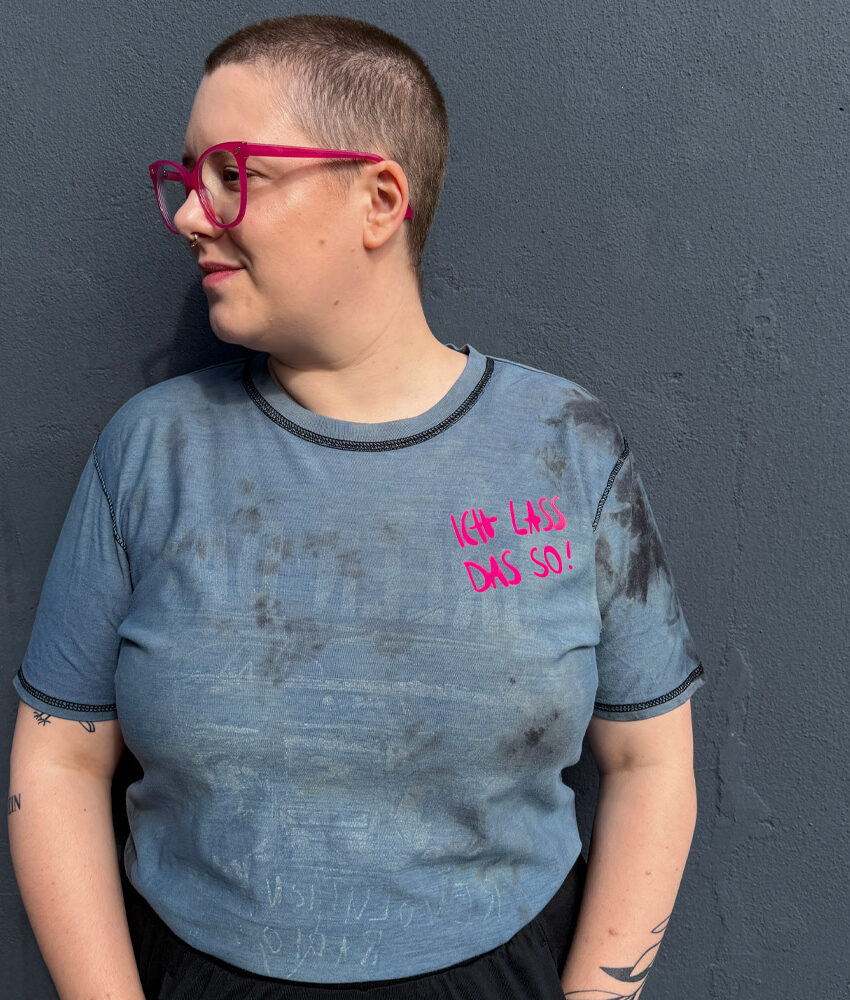 Upcycling T-Shirt aus Second Hand Merchandise mit Motiv "Ich lass das so" von Grafikerin Charleen Dröse (Rocketpennie)