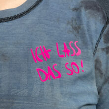 Upcycling T-Shirt aus Second Hand Merchandise mit Motiv "Ich lass das so" von Grafikerin Charleen Dröse (Rocketpennie)