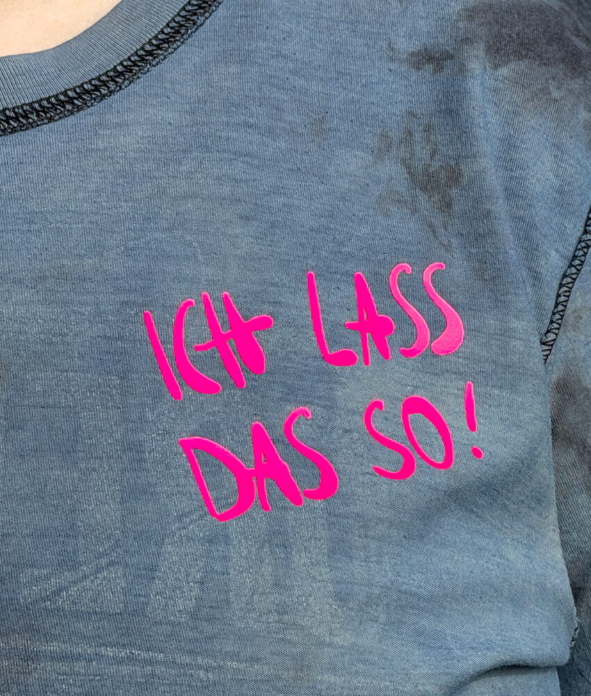 Upcycling T-Shirt aus Second Hand Merchandise mit Motiv "Ich lass das so" von Grafikerin Charleen Dröse (Rocketpennie)