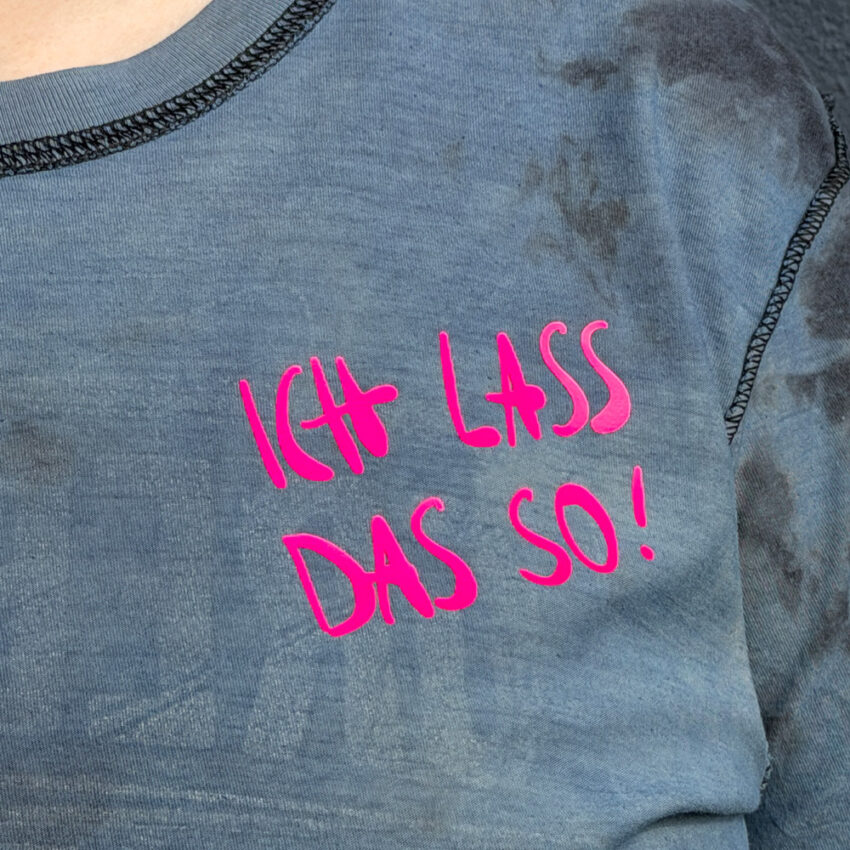 Upcycling T-Shirt aus Second Hand Merchandise mit Motiv "Ich lass das so" von Grafikerin Charleen Dröse (Rocketpennie)