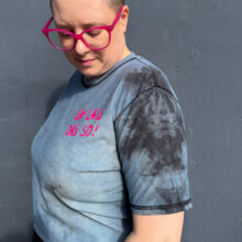 Upcycling T-Shirt aus Second Hand Merchandise mit Motiv "Ich lass das so" von Grafikerin Charleen Dröse (Rocketpennie)