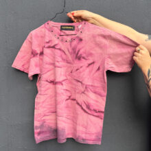 Alextravagant_T-Shirt-unauffaellig-kann-ich-nicht_himbeer-aubergine-(M)_1 Upcycling Second Hand T-Shirt mit Motiv "Unauffällig kann ich nicht" von Grafikerin Charleen Dröse (Rocketpennie)