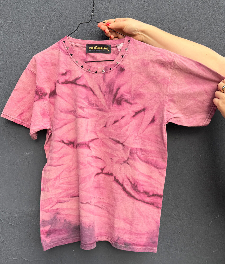 Upcycling Second Hand T-Shirt mit Motiv "Unauffällig kann ich nicht" von Grafikerin Charleen Dröse (Rocketpennie)