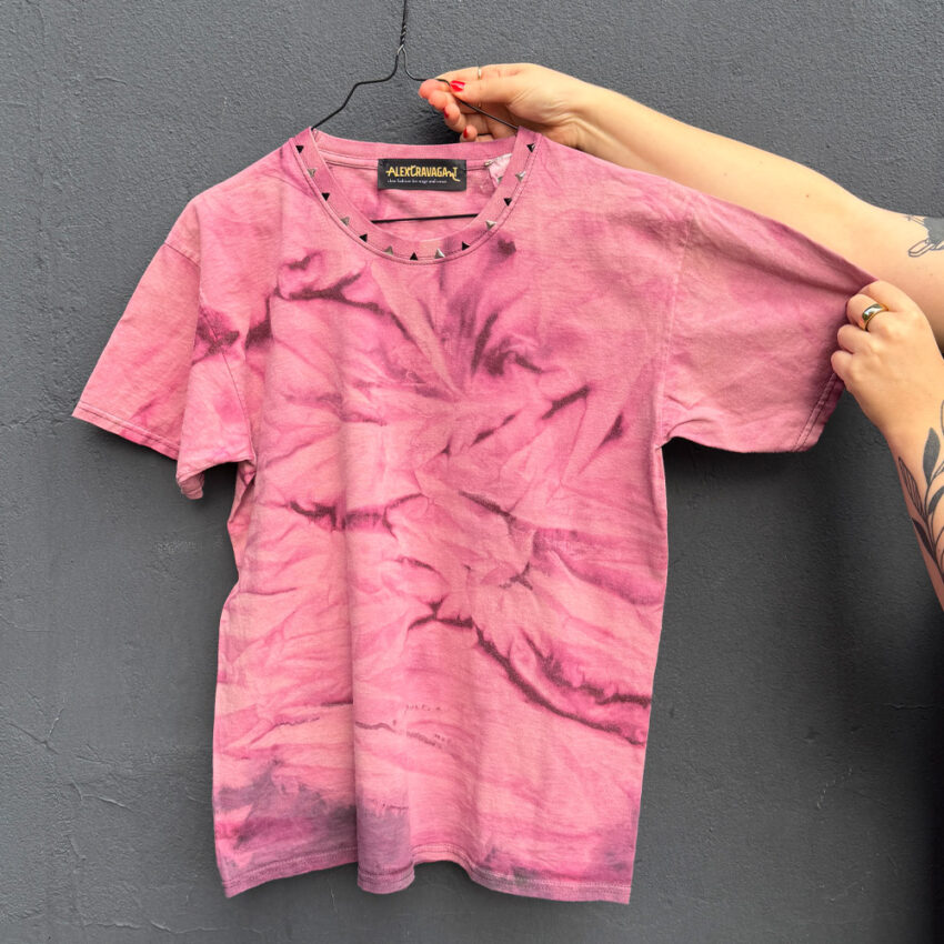 Alextravagant_T-Shirt-unauffaellig-kann-ich-nicht_himbeer-aubergine-(M)_1 Upcycling Second Hand T-Shirt mit Motiv "Unauffällig kann ich nicht" von Grafikerin Charleen Dröse (Rocketpennie)