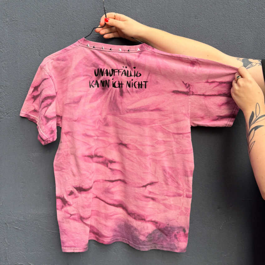 Alextravagant_T-Shirt-unauffaellig-kann-ich-nicht_himbeer-aubergine-(M)_2 Upcycling Second Hand T-Shirt mit Motiv "Unauffällig kann ich nicht" von Grafikerin Charleen Dröse (Rocketpennie)