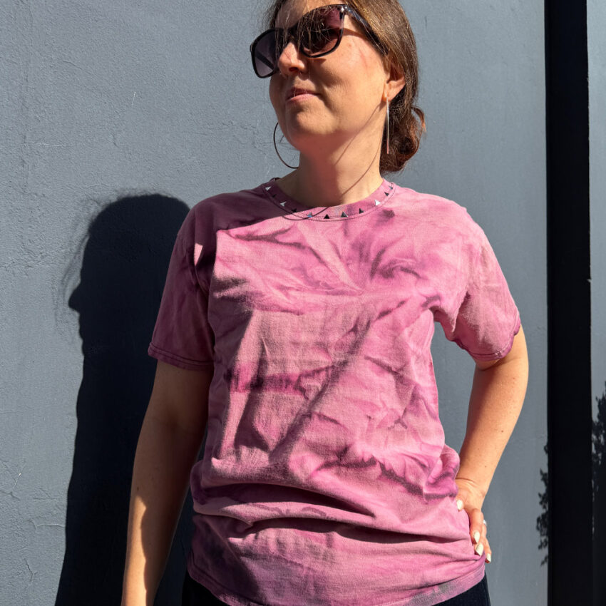 Alextravagant_T-Shirt-unauffaellig-kann-ich-nicht_himbeer-aubergine-(M)_3 Upcycling Second Hand T-Shirt mit Motiv "Unauffällig kann ich nicht" von Grafikerin Charleen Dröse (Rocketpennie)