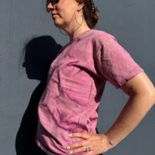 Alextravagant_T-Shirt-unauffaellig-kann-ich-nicht_himbeer-aubergine-(M)_4 Upcycling Second Hand T-Shirt mit Motiv "Unauffällig kann ich nicht" von Grafikerin Charleen Dröse (Rocketpennie)