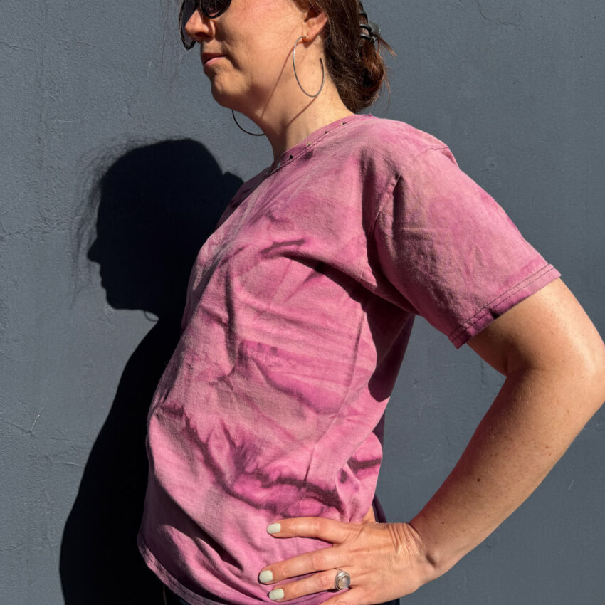 Alextravagant_T-Shirt-unauffaellig-kann-ich-nicht_himbeer-aubergine-(M)_4 Upcycling Second Hand T-Shirt mit Motiv "Unauffällig kann ich nicht" von Grafikerin Charleen Dröse (Rocketpennie)
