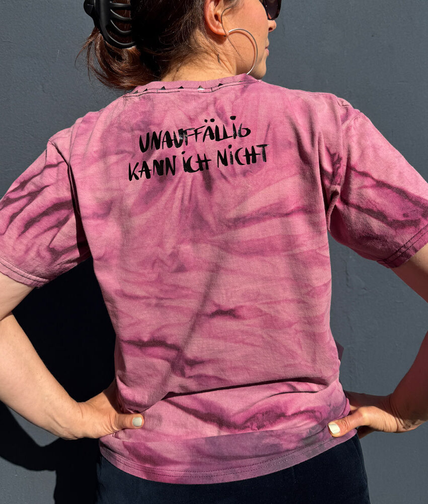 Upcycling Second Hand T-Shirt mit Motiv "Unauffällig kann ich nicht" von Grafikerin Charleen Dröse (Rocketpennie)