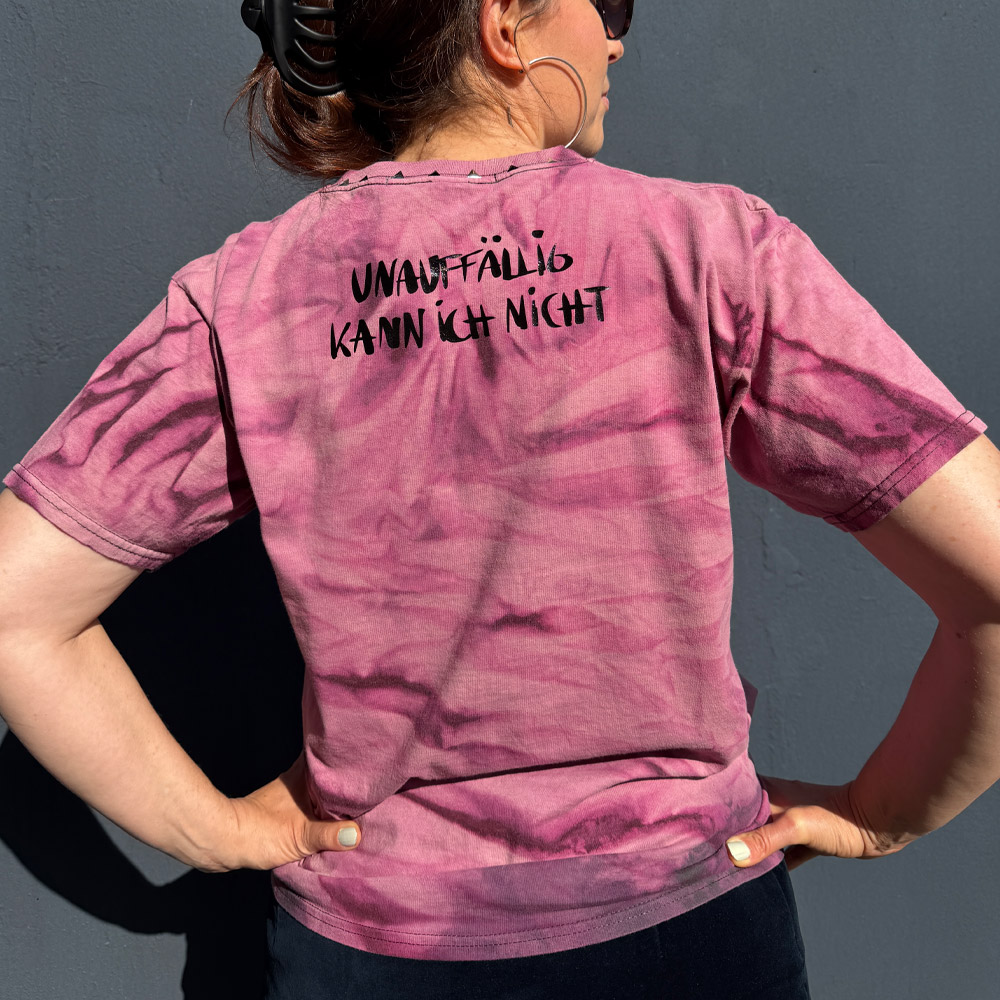 Alextravagant_T-Shirt-unauffaellig-kann-ich-nicht_himbeer-aubergine-(M)_5 Upcycling Second Hand T-Shirt mit Motiv "Unauffällig kann ich nicht" von Grafikerin Charleen Dröse (Rocketpennie)