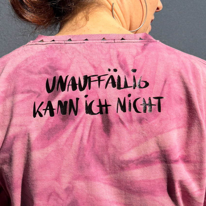 Alextravagant_T-Shirt-unauffaellig-kann-ich-nicht_himbeer-aubergine-(M)_6 Upcycling Second Hand T-Shirt mit Motiv "Unauffällig kann ich nicht" von Grafikerin Charleen Dröse (Rocketpennie)