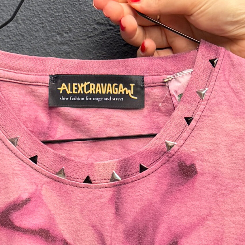 Alextravagant_T-Shirt-unauffaellig-kann-ich-nicht_himbeer-aubergine-(M)_7 Upcycling Second Hand T-Shirt mit Motiv "Unauffällig kann ich nicht" von Grafikerin Charleen Dröse (Rocketpennie)