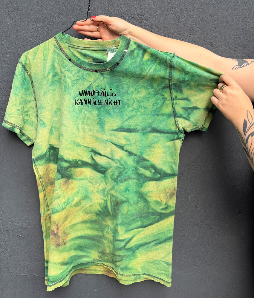 Upcycling T-Shirt aus Second Hand Merchandise mit Motiv "Unauffällig kann ich nicht" von Grafikerin Charleen Dröse (Rocketpennie)
