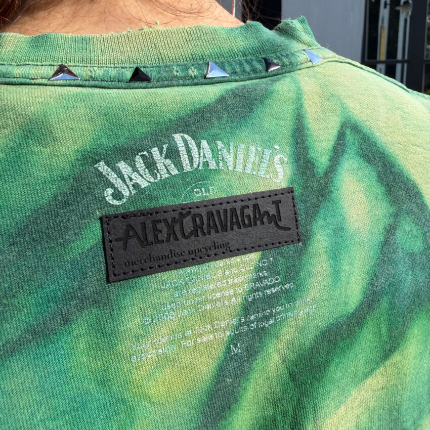 Alextravagant_T-Shirt-unauffaellig-kann-ich-nicht_limette-dunkelgruen-(M)_10 Upcycling T-Shirt aus Second Hand Merchandise mit Motiv "Unauffällig kann ich nicht" von Grafikerin Charleen Dröse (Rocketpennie)