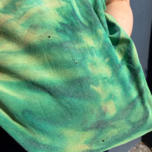 Alextravagant_T-Shirt-unauffaellig-kann-ich-nicht_limette-dunkelgruen-(M)_11 Upcycling T-Shirt aus Second Hand Merchandise mit Motiv "Unauffällig kann ich nicht" von Grafikerin Charleen Dröse (Rocketpennie)