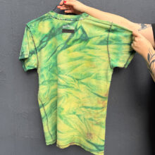 Alextravagant_T-Shirt-unauffaellig-kann-ich-nicht_limette-dunkelgruen-(M)_2 Upcycling T-Shirt aus Second Hand Merchandise mit Motiv "Unauffällig kann ich nicht" von Grafikerin Charleen Dröse (Rocketpennie)
