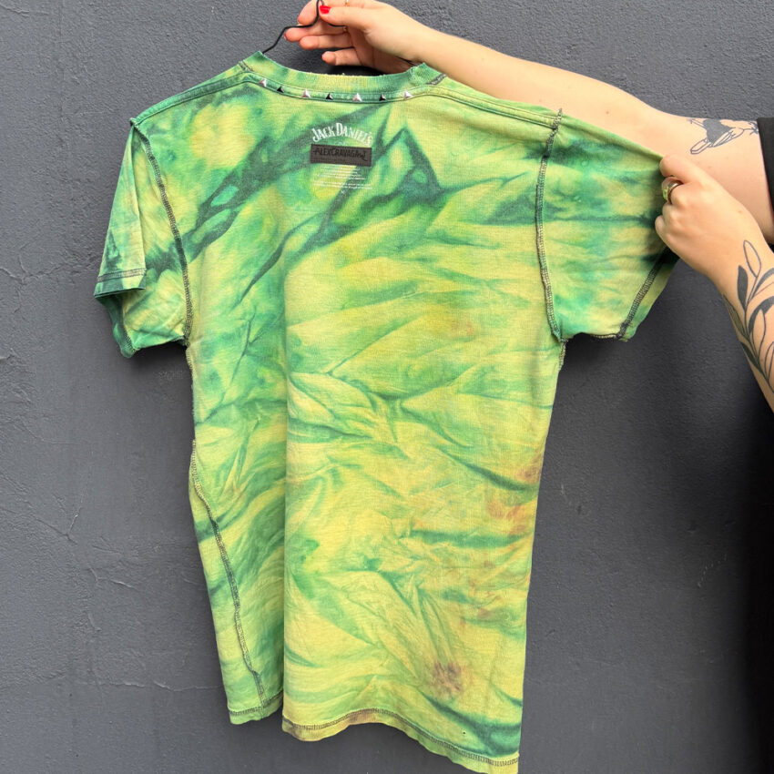 Alextravagant_T-Shirt-unauffaellig-kann-ich-nicht_limette-dunkelgruen-(M)_2 Upcycling T-Shirt aus Second Hand Merchandise mit Motiv "Unauffällig kann ich nicht" von Grafikerin Charleen Dröse (Rocketpennie)