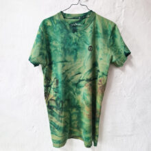 Alextravagant_T-Shirt-unauffaellig-kann-ich-nicht_limette-dunkelgruen-(M)_3 Upcycling T-Shirt aus Second Hand Merchandise mit Motiv "Unauffällig kann ich nicht" von Grafikerin Charleen Dröse (Rocketpennie)